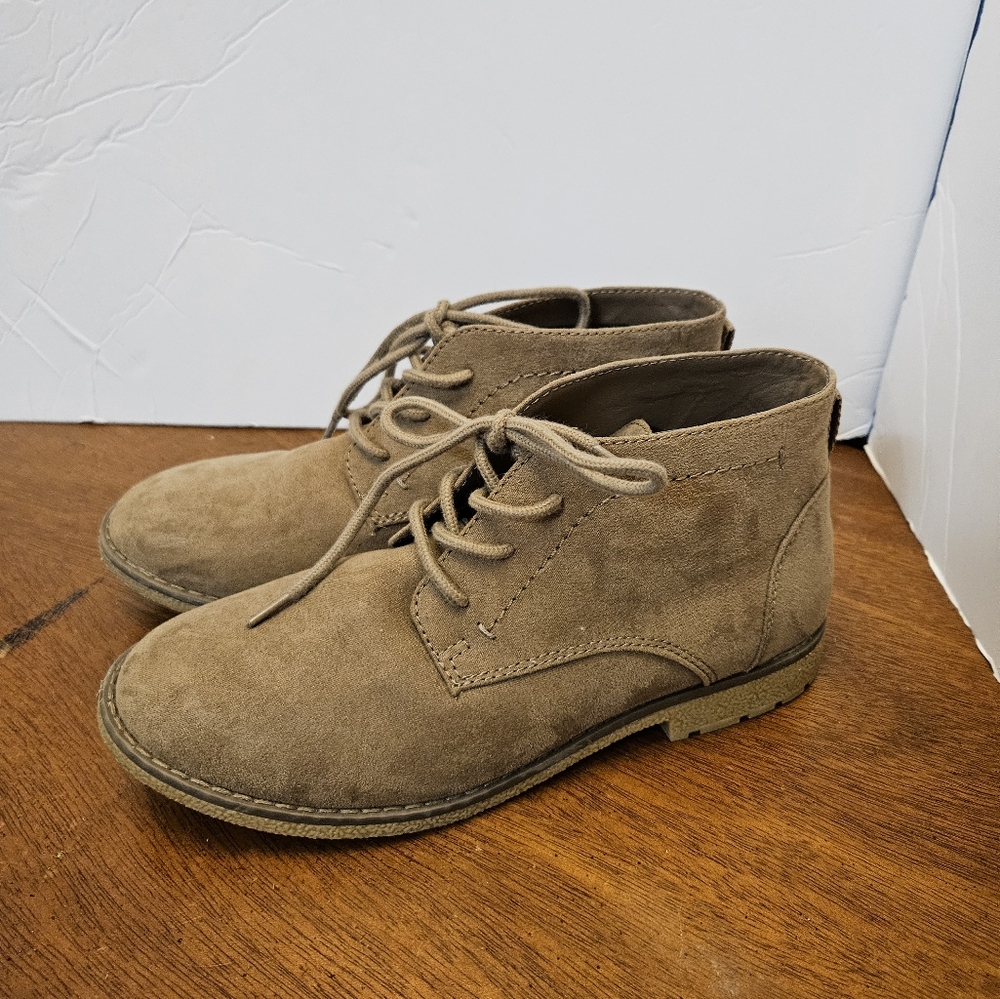 Cat & Jack Boys Sz 5 Chukka Boot